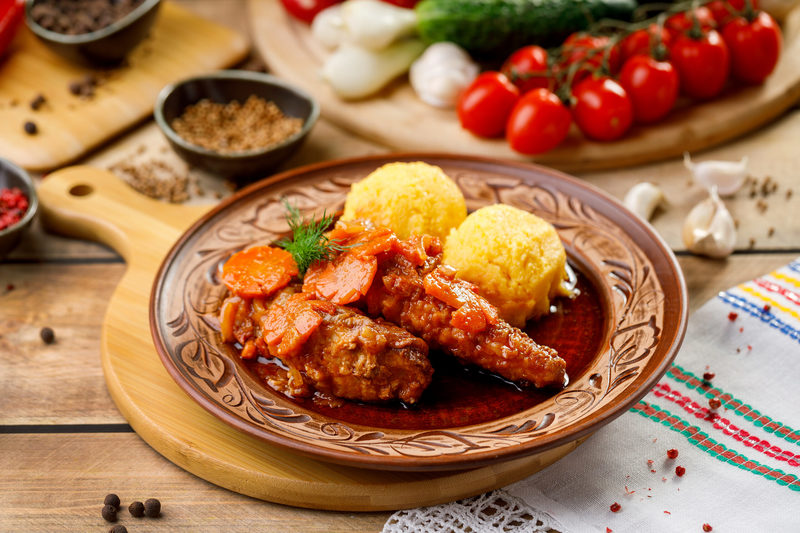 Peşte în marinadă de legume cu mămăligă