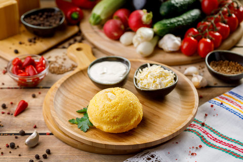 Mămăligă cu brânză și smântână