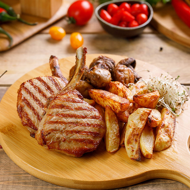 Cotlet de porc cu ciuperci și cartofi copți