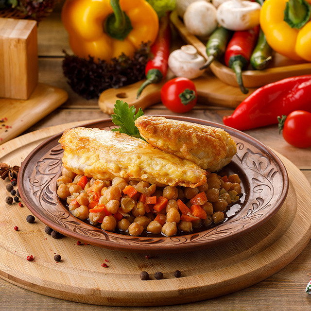 Piept de curcan în crustă de cașcaval, năut cu legume