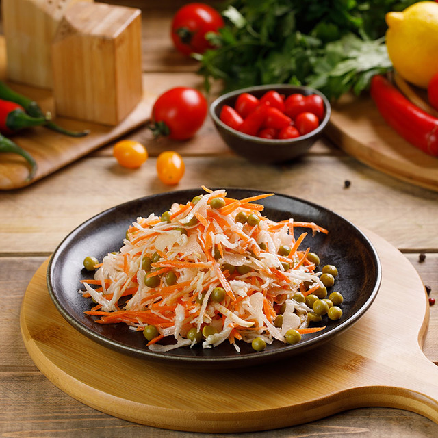 Salată de Varză Proaspătă cu Mazăre Verde